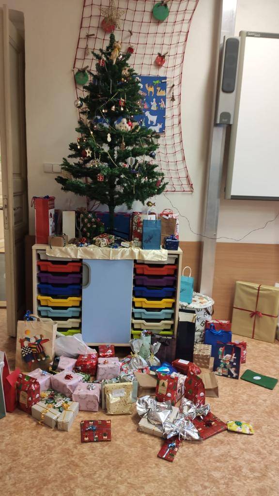 V pátek 19. 12. 2025 se v Radotíně konalo poslední plavání před Vánoci. Na konci plavání měly děti volnou zábavu, ve škole pak následovalo společné rozbalování dárků a zpívání koled. Po výborném obědě (řízek s bramborem) jsme si zahráli oblíbenou židlovanou.