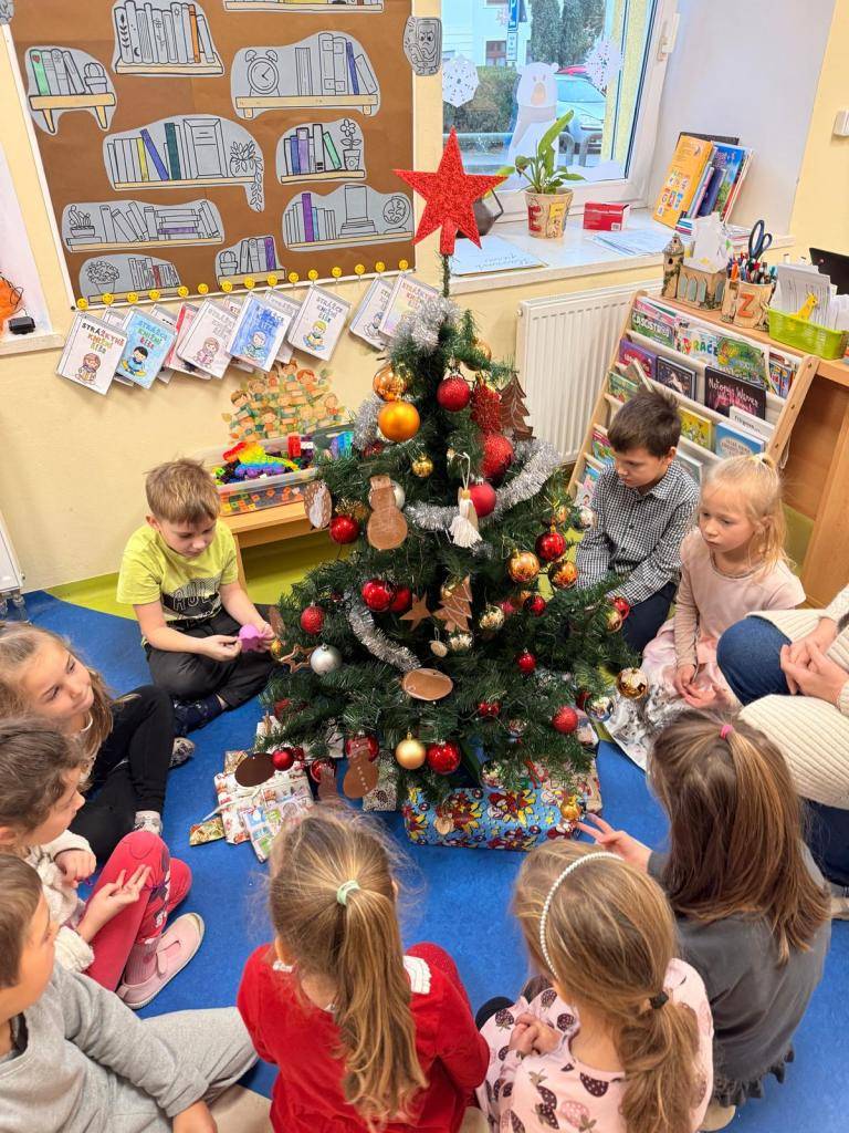 V týdnu od 15. do 19. prosince 2025 se ve škole konaly vánoční aktivity. Mladí lidé si vyráběli svícny, přání a poznávali vánoční pohádky, což přispělo k příjemné atmosféře.