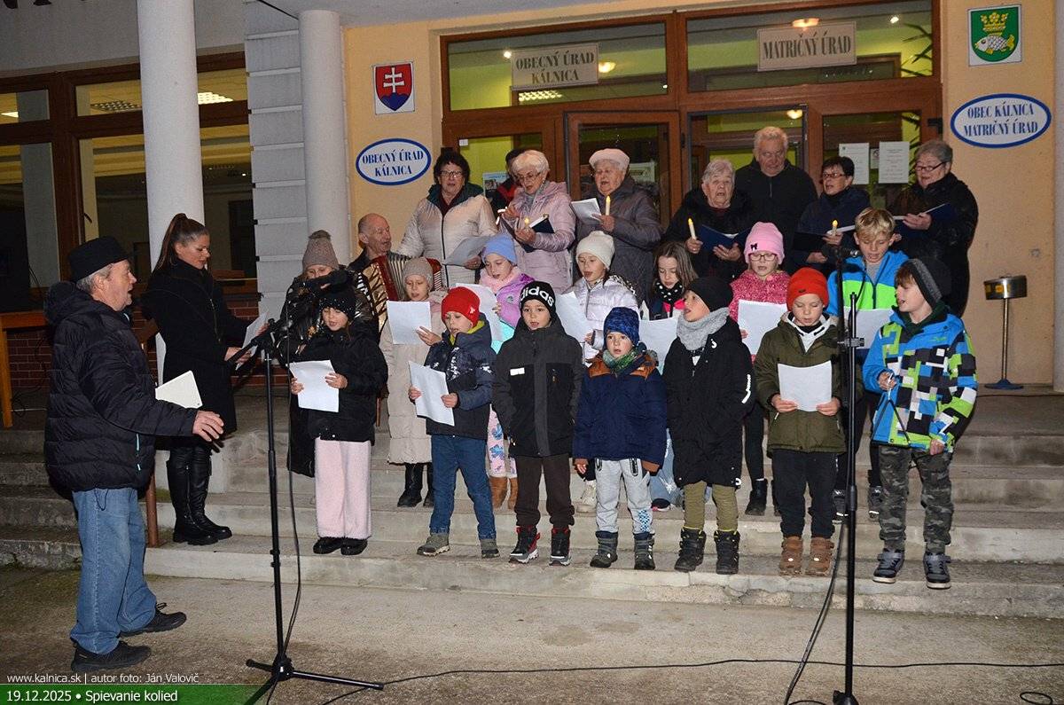 Vianočné stretnutie spojené so spievaním kolied so speváckym súborom Šípkari spoločne s deťmi zo ZŠ s MŠ, v piatok 19.12.2025 o 17:00 pred Kultúrnym domom v Kálnici. Nechýbal vianočný punč, varené víno a k tomu predvianočná príjemná atmosféra. FOTOGALÉRIA na tomto odkaze.