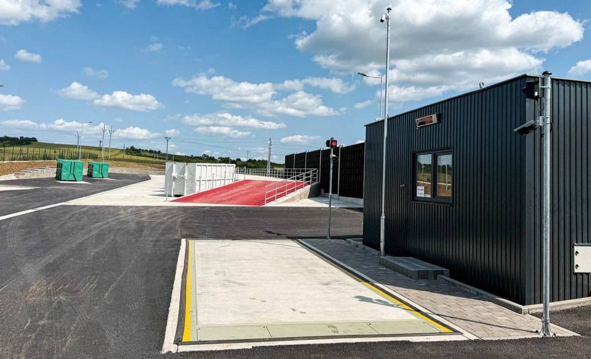 Obec Skoronice informuje občany, že od příštího roku nebude možné vozit a ukládat odpady na sběrný dvůr do Milotic. Počínaje datem 1. ledna 2026 budete moci vybrané druhy odpadů zdarma ukládat na novém ekodvoře v Kyjově, který provozuje společnost EKOR, s.r.o. na adrese Havlíčkova 1398/49a, 697 01 Kyjov.  Kontakty: tel.: 518 611 688, e-mail: ekodvur.kyjov@ekor.cz Otevírací doba: pondělí – sobota 7:00–12:00; 12:30–17:30 mimo svátky; příjem odpadu do 17:15  Zároveň upozorňujeme, že u některých druhů odpadů jsou stanoveny maximální limity pro bezplatné ukládání těchto druhů odpadů: stavební suť – 500 kg/osoba/rok; objemný odpad – 500 kg/osoba/rok. Při každém využití služeb ekodvora je třeba prokázat se platným občanským průkazem!