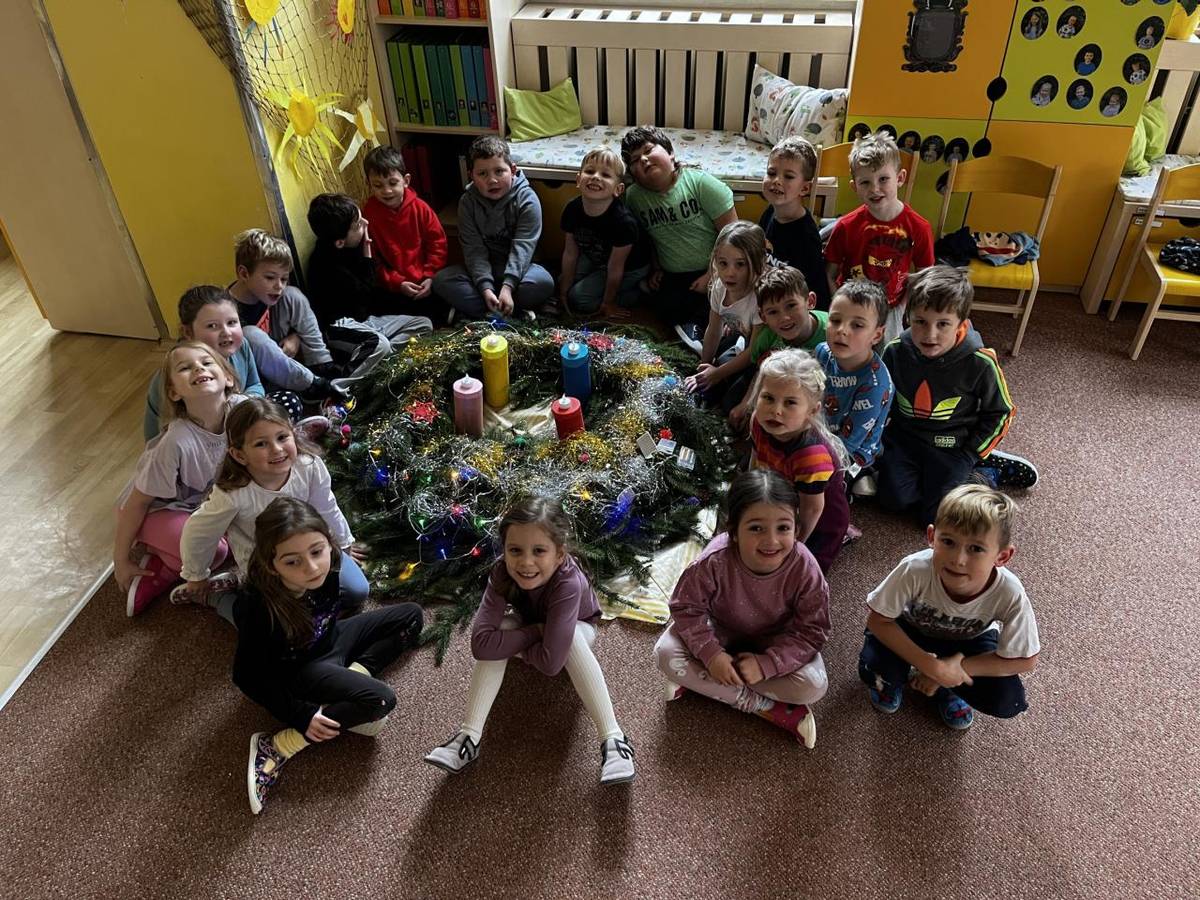 V období adventu jsme s dětmi ve třídě Sluníček měli možnost vytvořit adventní věnec metodou pedagogiky F. Ketta.