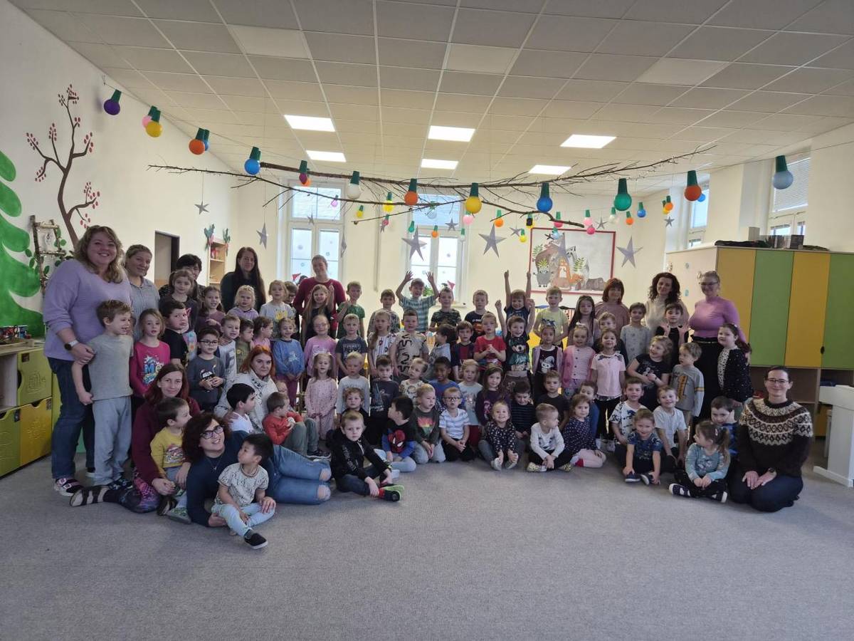 V naší školce se uskutečnilo společné zpívání vánočních koled, které přineslo tu pravou vánoční atmosféru.