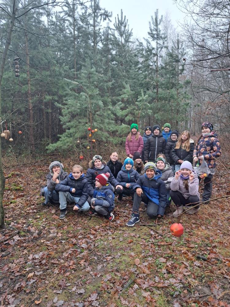 Děti ve 4. A během posledního školního dne roku 2025 připravily Vánoce i pro zvířátka v lese. Nazdobily několik stromků jablíčky, semínky a oříšky, poté si teprve samy šly rozdat svoji nadílku do třídy. A hurá na vánoční prázdniny!