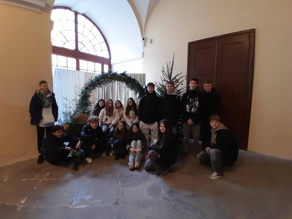 Ve čtvrtek 18. 12. se žáci 8. B vydali na vánoční putování do arcibiskupského zámku v Kroměříži. Žáci si prohlédli adventně vyzdobený zámek a poslechli si biblický vánoční příběh. Také se dozvěděli, jak slaví Vánoce kněží nebo jak se slavily Vánoce dříve.