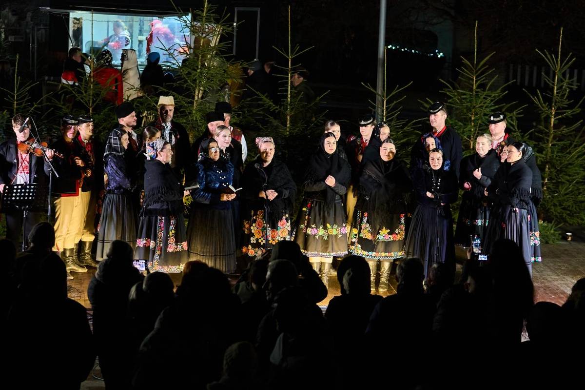 Hriňovské Vianoce 2025: Od slávnostného adventu až po zaplnené námestie.