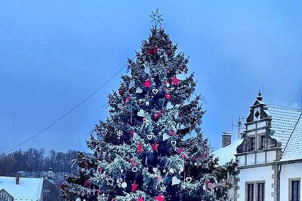 Hlasujte a podpořte zástupce za Ústecký kraj: Benešov nad Ploučnicí https://www.denik.cz/z_domova/vanocni-strom-deniku-2025-finale-anketa-hlasovani.html