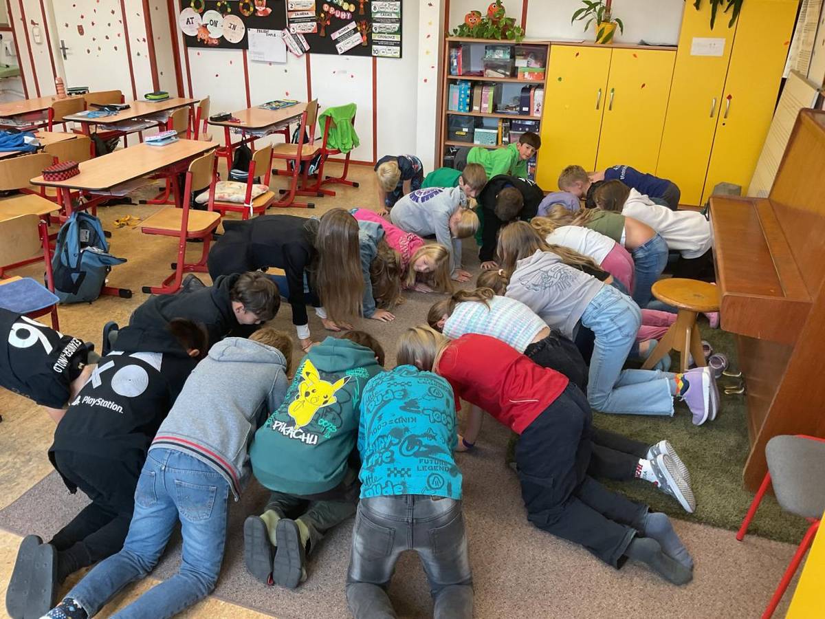 Máme za sebou krásný zážitek – společně jsme absolvovali preventivní program „Na světě nejsi sám“. Povídali jsme si o přátelství, pomoci druhým i o tom, že ve třídě jsme tým. Děti pracovaly ve skupinách, sdílely své nápady a ukázaly, že spolu to jde mnohem lépe.