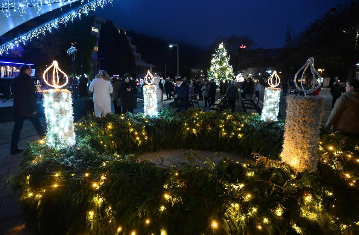Predposledná adventná nedeľa v Trenčianskych Tepliciach sa niesla v znamení pokoja, spolupatričnosti a radostného očakávania Vianoc. Námestie, rozžiarené vianočnými svetielkami a naplnené vôňou punču, sa v podvečerných hodinách zaplnilo obyvateľmi mesta i kúpeľnými hosťami, ktorí prišli spoločne prežiť čaro adventného času. Slávnostný program otvoril Mládežnícky spevácky zbor farnosti Trenčianske Teplice, ktorý svojím vystúpením vniesol do centra mesta pravú predvianočnú atmosféru. Dojímavé podanie známych vianočných a duchovných piesní rozozvučalo celé námestie a jemné hlasy mladých spevákov pripomenuli poslucháčom pravý zmysel adventu – tichú radosť, lásku a nádej. Vrcholom podujatia bol slávnostný akt zapálenia tretej adventnej sviece na spoločnom adventnom venci, symbolizujúcej súdržnosť a blížiaci sa príchod Vianoc. Sviecu spolu s primátorkou mesta Zuzanou Frajkovou Ďurmekovou zapálili poslanec Národnej rady SR a rektor Trenčianskej univerzity Jozef Habánik a generálny riaditeľ spoločnosti Kúpele Trenčianske Teplice Michal Vojtáš. „Chcem popriať všetkým obyvateľom Trenčianskych Teplíc aj kúpeľným hosťom, ktorí tu budú tráviť sviatky či Silvester, pokojné a požehnané prežitie vianočných sviatkov v kruhu svojich najbližších,“ uviedol Jozef Habánik. Poďakovanie za spoluprácu v uplynulom roku a prianie krásnych sviatkov vyjadril aj Michal Vojtáš: „Dovoľte mi poďakovať sa za spoluprácu a zaželať všetkým krásne a požehnané sviatky. Nech symbolicky zapálená adventná svieca v nás rozžiari lásku, porozumenie a radosť.“ Primátorka mesta Zuzana Frajková Ďurmeková vyzdvihla vzájomnú spoluprácu mesta s kúpeľmi. „Som vďačná, že hostia prijali naše pozvanie. Mesto a kúpele sú navzájom neoddeliteľne prepojené a teší ma, že vždy dokážeme nájsť spoločnú cestu vedúcu k dobrým výsledkom,“ uviedla. Súčasťou programu bolo aj netradičné umelecké vystúpenie – maľovanie pieskom v podaní talentovanej umelkyne Anastasie Melencovej. Príbeh vyrozprávaný pomocou drobných zrniek piesku, kryštálikov a šikovných rúk, bez použitia štetca, zanechal v divákoch silný a nezabudnuteľný dojem.