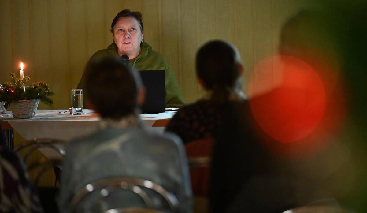 Počas adventného obdobia pripravilo mesto Trenčianske Teplice pre svojich obyvateľov výnimočné podujatie – besedu s renomovanou etnologičkou Katarínou Nádaskou, známou svojimi pútavými a živými výkladmi o tradičnej kultúre a zvykosloví. Tentoraz sa zamerala na zimný obradový cyklus, čarovné obyčaje našich predkov a na to, ako sa v priebehu stáročí formovali Vianoce do podoby, v akej ich poznáme dnes. Etnologička priblížila zvyky späté so svätými dňami – od Lucie a Barbory, cez Mikuláša až po Štedrý deň. Poslucháčom predstavila aj menej známe tradície, ktoré sa kedysi v slovenských regiónoch zachovávali, no postupne upadli do zabudnutia. Jej rozprávanie sa nieslo v dynamickom a pútavom duchu, obohatené o množstvo zaujímavostí, humoru i osobných príhod. „Na dnešnej besede sme si okrem iného povedali, ako vyzeral Štedrý večer pred približne 150 rokmi, aké úlohy mali ženy, muži a deti a prečo sa nazýva práve štedrým. Hovorili sme aj o tom, čo nesmelo chýbať na štedrovečernom stole,“ uviedla Katarína Nádaská. Zároveň sa podelila aj o svoje vlastné prežívanie vianočných sviatkov. „Vianoce prežívam v kruhu rodiny a mám rada tradíciu vianočného stromčeka zaveseného zo stropu, tak ako to bývalo u našich predkov. Dlhé roky používam slamené a drevené ozdoby. Keďže sviatok je od slova svätiť, teším sa, že si oddýchnem, budem si užívať rodinu a, samozrejme, nenechám si ujsť ani vianočné rozprávky,“ dodala. Návštevníci sa počas besedy dozvedeli, aký magický význam mali jednotlivé zvyky, ako sa v nich prelínali pohanské a kresťanské tradície, aké ochranné rituály ľudia praktizovali počas najtmavších dní roka, ale aj to, aký vplyv mali na naše Vianoce novšie historické obdobia. Podujatie, ktoré sa uskutočnilo v jedálni ZŠ A. Bagara, sa stretlo s veľkým záujmom verejnosti a vytvorilo príjemnú adventnú atmosféru. Beseda s Katarínou Nádaskou bola nielen návratom ku koreňom, ale aj povzbudením k tomu, aby sme si tradície uchovávali a odovzdávali ďalším generáciám.