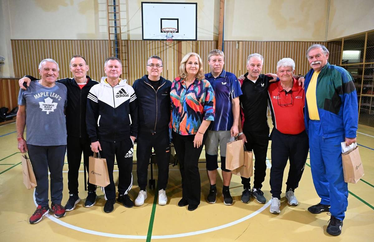 V telocvični ZŠ A. Bagara v Trenčianskych Tepliciach sa v uplynulých dňoch  uskutočnil Vianočný turnaj seniorov v stolnom tenise, nad ktorým prevzala záštitu primátorka mesta Zuzana Frajková Ďurmeková. 3. ročník podujatia prilákal nadšených športovcov v zrelom veku, ale i dievčatá z OZ Pavúčik, ktorí sa zišli, aby si zmerali sily a strávili popoludnie v znamení pohybu a priateľstva. Primátorka mesta v príhovore poďakovala všetkým účastníkom za ich pozitívnu energiu a inšpiratívny prístup k aktívnemu životnému štýlu: „Teší ma, že aj v tomto období si dokážete nájsť čas na pohyb a spoločné stretnutie. Vianočný turnaj seniorov sa stal krásnou tradíciou, ktorá spája radosť zo športu s dobrou náladou a priateľstvom,“ uviedla primátorka. Turnaj prebiehal v dvoch kategóriách, podľa veku účastníkov.  Napriek športovému nasadeniu vládla v telocvični srdečná atmosféra plná povzbudzovania a fair play. Víťazi si okrem diplomov a vecných cien, ktoré venovalo mesto Trenčianske Teplice, odniesli i dobrý pocit z hry.  V kategórii nad 60 rokov zvíťazil Ján Hudec a v kategórii nad 70 rokov si víťazstvo vybojoval Peter Ďurina. Hlavný organizátor a zakladateľ tohto turnaja Dušan Chebeň  ocenil nasadenie všetkých hráčov a prisľúbili, že na budúci rok sa všetci stretnú na 4. ročníku turnaja.  Podujatie opäť potvrdilo, že šport spája generácie a aj v seniorskom veku dokáže priniesť radosť, vitalitu a nové priateľstvá.