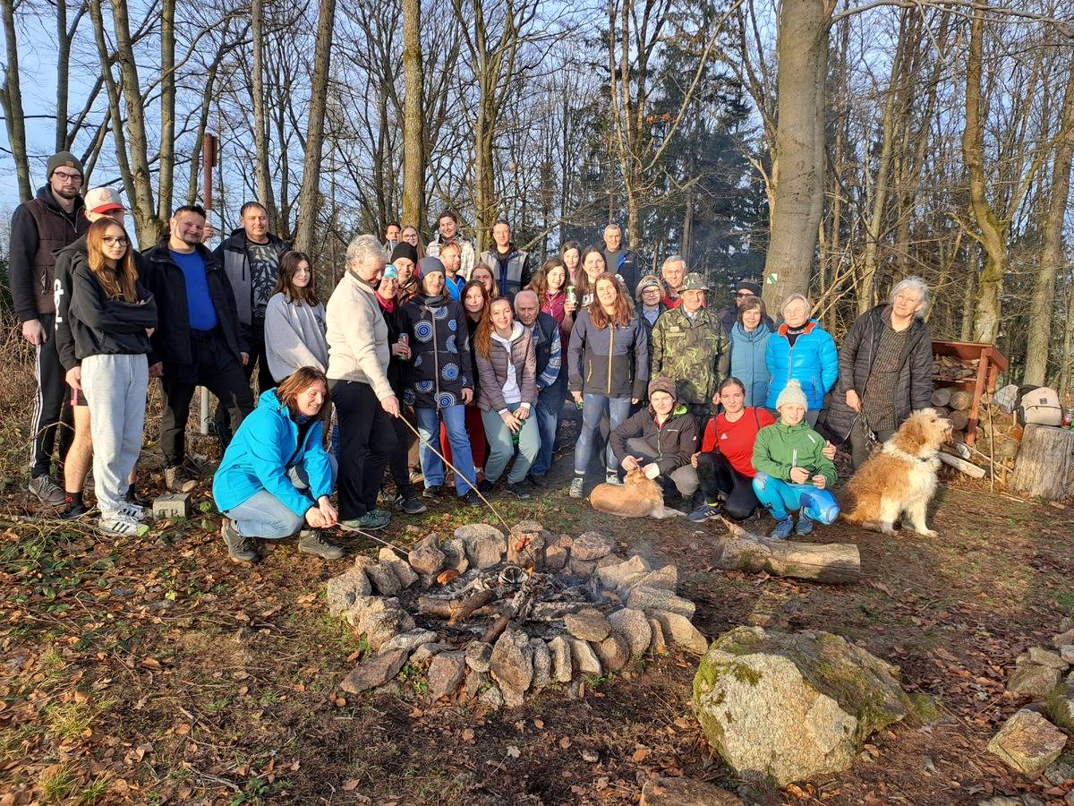 Jako každý rok  i 1.1. 2026 se ve Vrčeni uskuteční Novoroční výšlap na Štědrý! Sraz jako obvykle před kostelem ve 13h. Buřty, pivko a dobrou náladu s sebou.