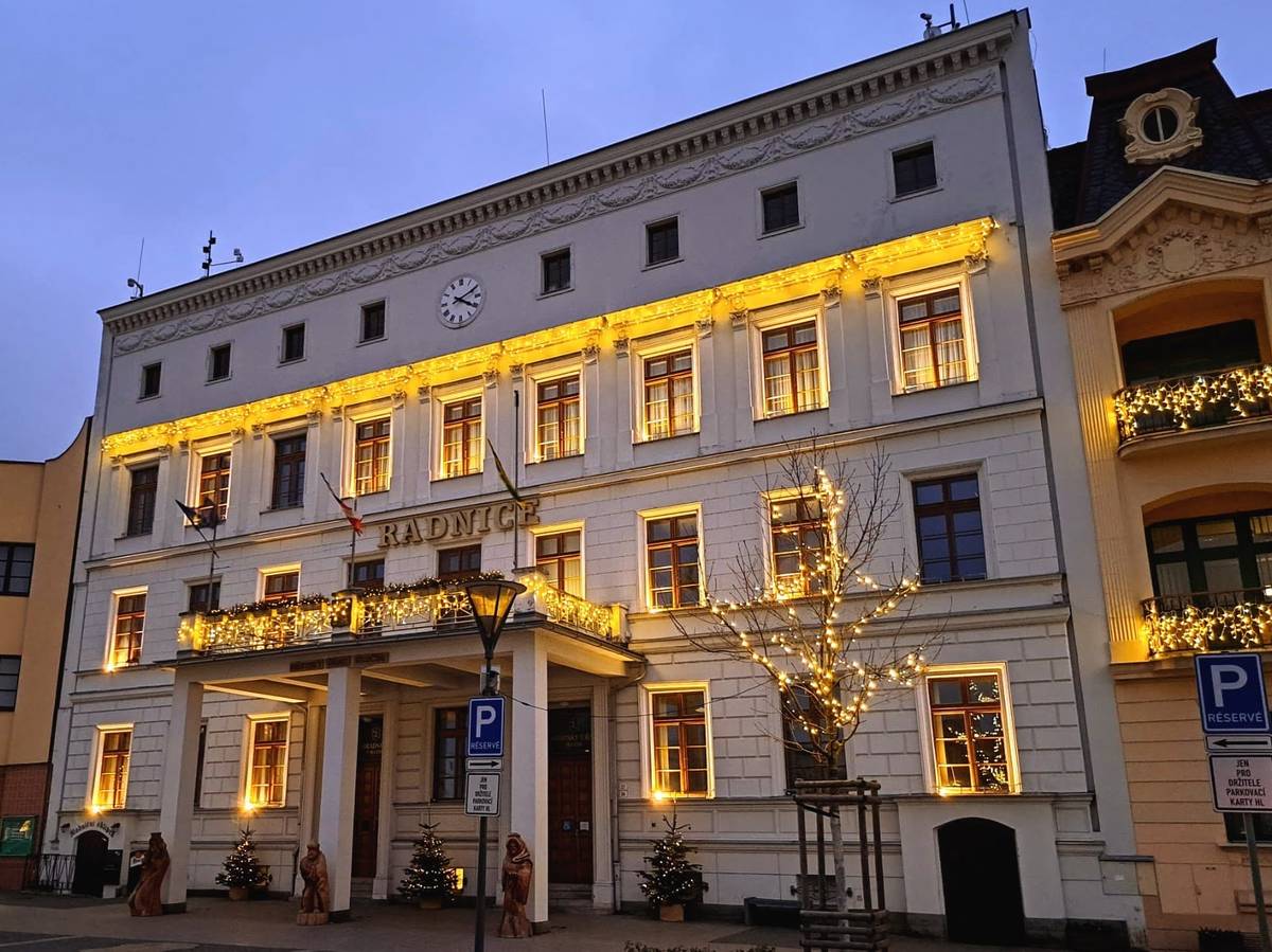 Pokud se po setmění projdete kolem radnice, všimněte si jejích oken. Každý večer se k těm rozsvíceným přidá jedno další. Městský úřad se totiž proměnil v unikátní adventní kalendář! Sledujte s námi, jak se budova postupně proměňuje, až se 24. prosince rozzáří v plné kráse. #hlucin #mestohlucin #advent #vanoce #adventnikalendar #kalendar #adventvoknech