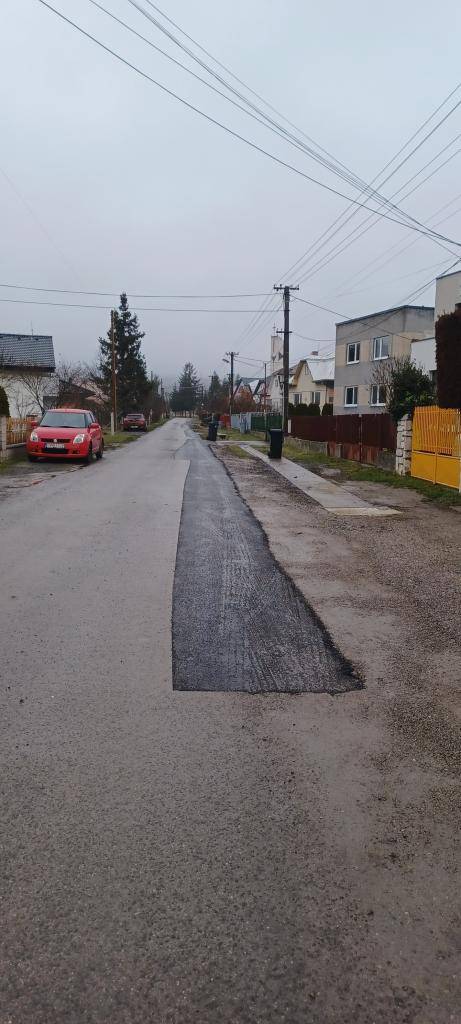 V mesiaci december 2025 bola úspešne ukončená oprava miestnej komunikácie na Novej ulici. Tento projekt bol "realizovaný s finančnou podporou vlády SR" v sume 4939,56 EUR. Oprava prispela k zlepšeniu dopravnej infraštruktúry a zvýšila bezpečnosť na tejto ulici.