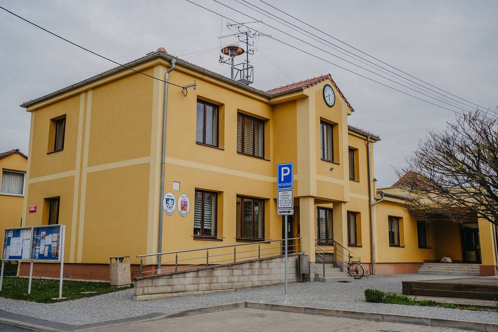 Mezi klíčové body patřilo schválení rozpočtu obce na rok 2026, a to včetně rozpočtu sociálního fondu a střednědobého výhledu hospodaření pro roky 2027–2028. Schváleny byly také dotace a příslušné veřejnoprávní smlouvy místním spolkům.