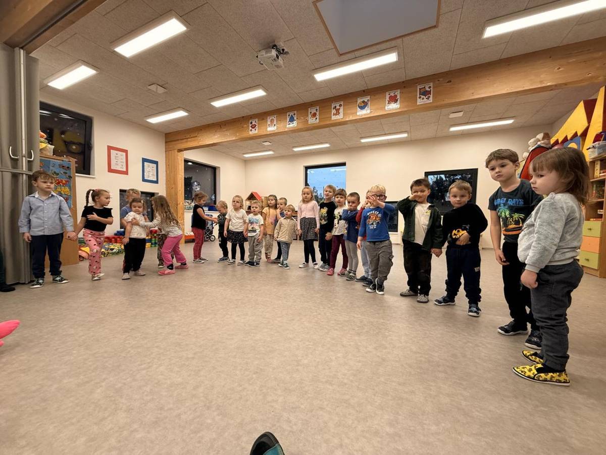 Ve středu 17. prosince 2025 proběhla vánoční besídka pro rodiče. Děti zazpívaly několik vánočních koledy a zarecitovaly vánoční básničky. Následně zatačily tanec, kterým byla besídka završena. Poté si děti rozbalily dárky, které jim Ježíšek nadělil do školky pod stromeček a mohly si s nimi pohrát.