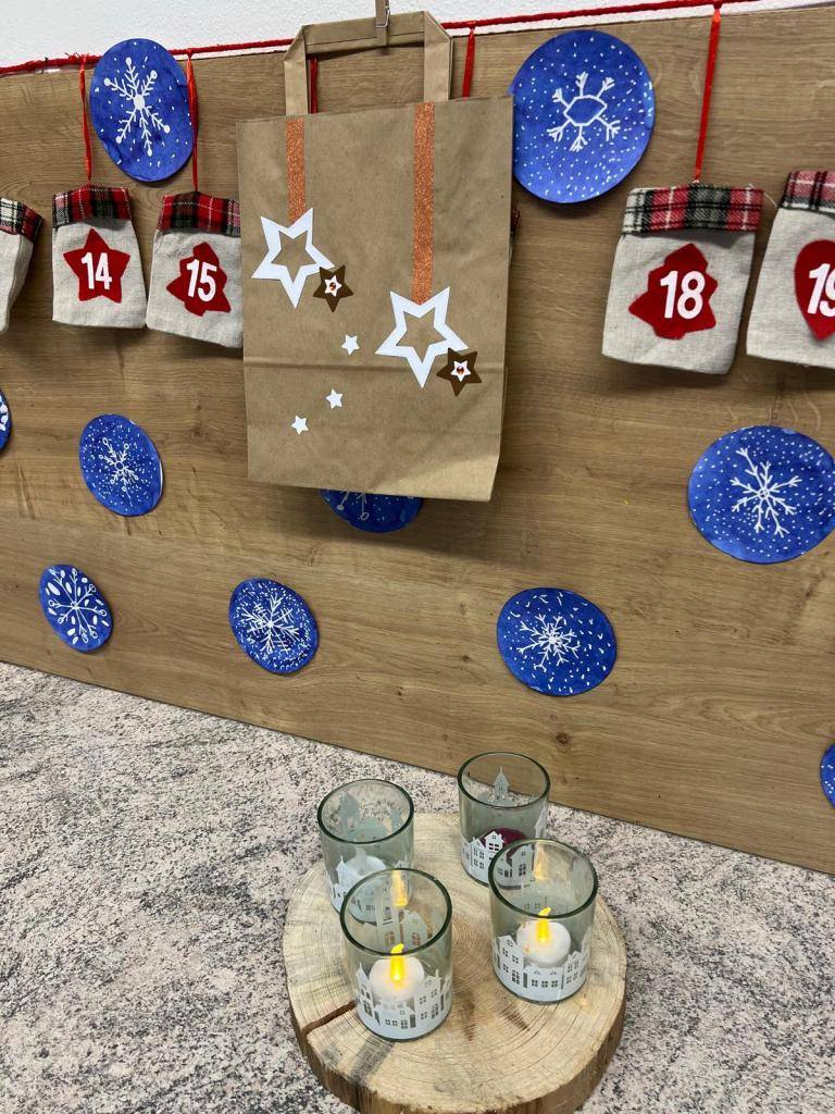 V adventním čase se naše škola naladila na vánoční atmosféru společným setkáním s rodiči, dětmi a všemi, kteří přišli 11. prosince odpoledne za námi.