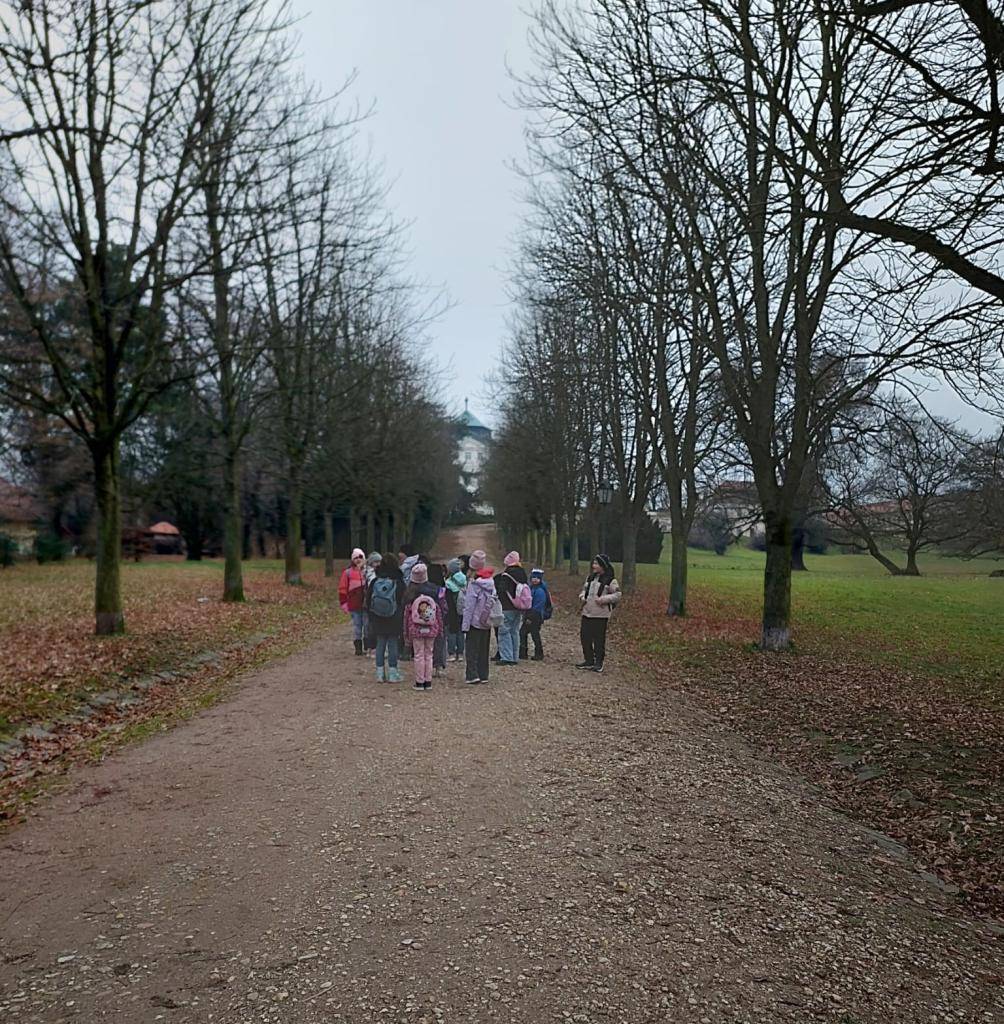 Ve středu 17. prosince navštívili žáci 1. a 4. třídy zámek Karlova Koruna. Žáci se seznámili s tím, jak žili lidé na zámku a slavili Vánoce.