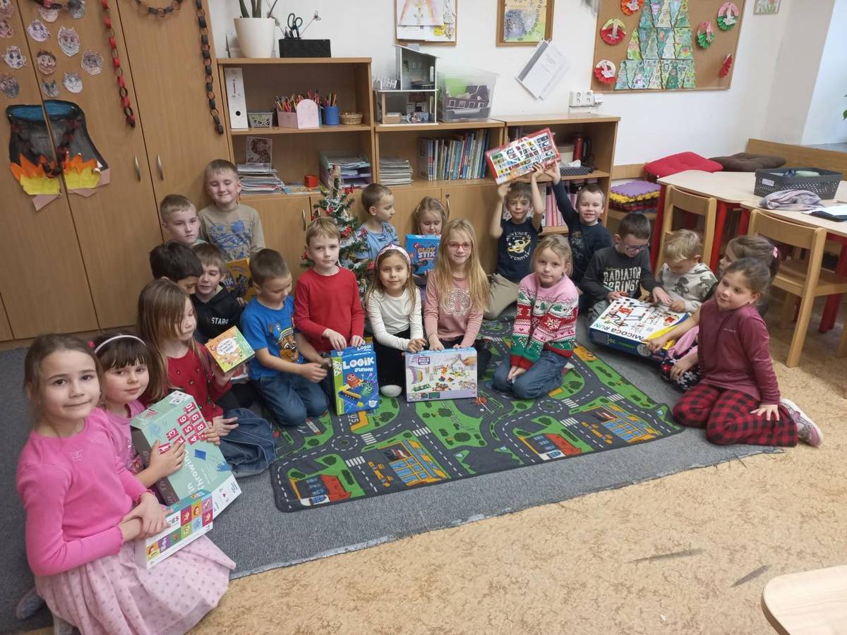 V předvánočním čase jsme četli knížku Kouzelná třída o Vánocích a vyráběli dárky pro své blízké. Děti si je pečlivě zabalily do svátečních sáčků. Povídali jsme si o Vánocích, poslouchali vánoční písničky a zpívali koledy.