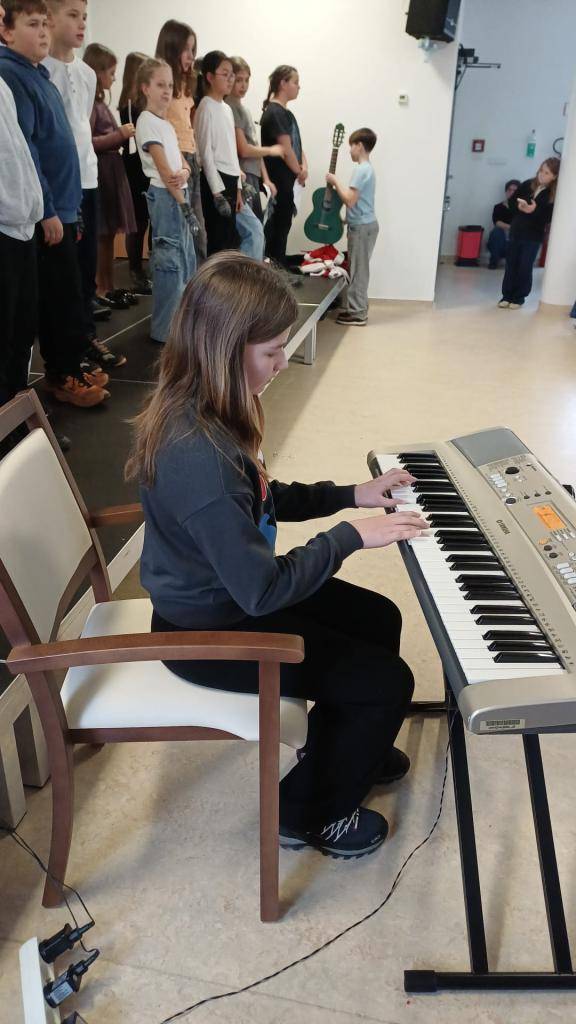 Žáci 4.A a 5.A z naší školy připravili vystoupení pro klienty Domova pro seniory v Bechyni. Zazpívali vánoční koledy a někteří z nich i zahráli na klavír.