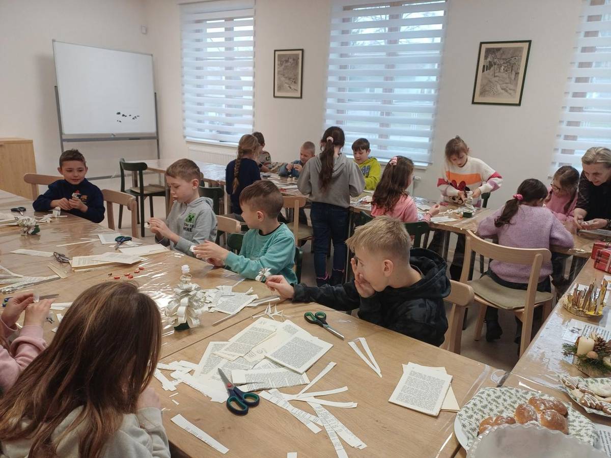 Naše knihovna letos ožila vánoční náladou hned při několika vánoční setkáních. Žáci ze ZŠ si povídali o adventu, tradicích a vyrobili krásné stromečky ze starých knih. Čtenářský klub se zase naladil u vánočního cukroví, textů, koled a společného tvoření.