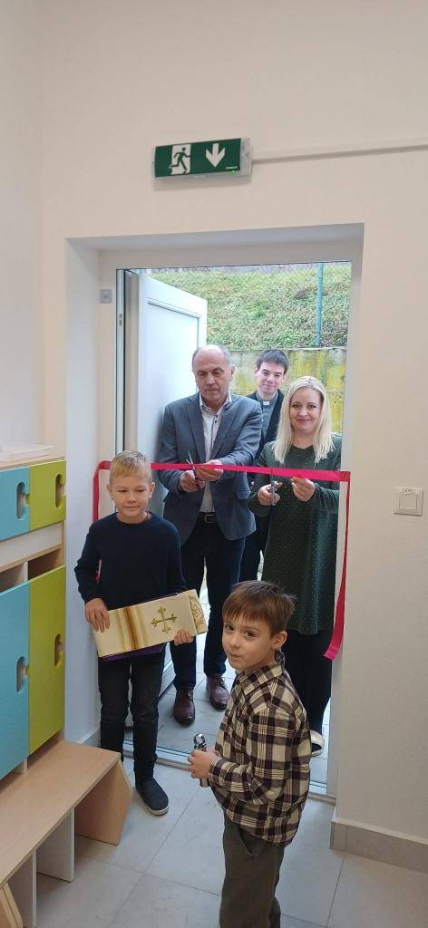 Slávnostné otvorenie a vysvätenie  rozšírenia materskej školy. Ďakujeme pánovi farárovi za vysvätenie.   Az óvoda bővítményének ünnepélyes megnyitója és felszentelése. Köszönjük a plébános úrnak a felszentelést.