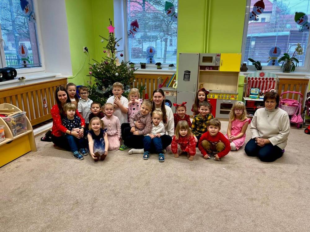 Tak i k nám do školky přišel bohatý Ježíšek. Nejdříve děti absolvovaly „Ježíškovu cestu“, kde plnily úkoly. Na konci cesty musely najít zvoneček a na něj třikrát zacinkat, aby si Ježíška přivolaly. Přejeme krásné prožití vánočních svátků a vše nejlepší do nového roku.