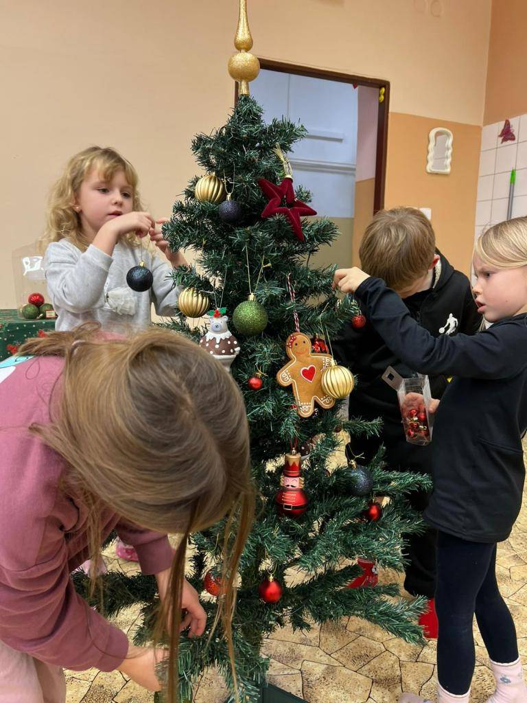 V naší družině se v tomto předvánočním období konají různé aktivity. Děti se zapojily do pečení perníčků, soutěžily v vánoční bojovce a zdobily vánoční stromeček.