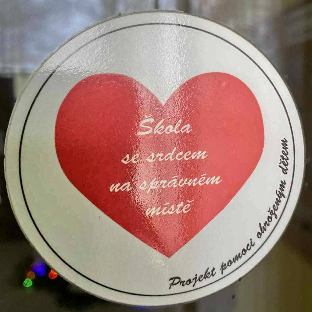 V letošní vánoční sbírce pro děti z dětských domovů se sešlo opravdu velké množství dárků, samolepka „ŠKOLA SE SRDCEM NA PRAVÉM MÍSTĚ" nám tedy patří právem.   Všem dárcům srdečně děkujeme.