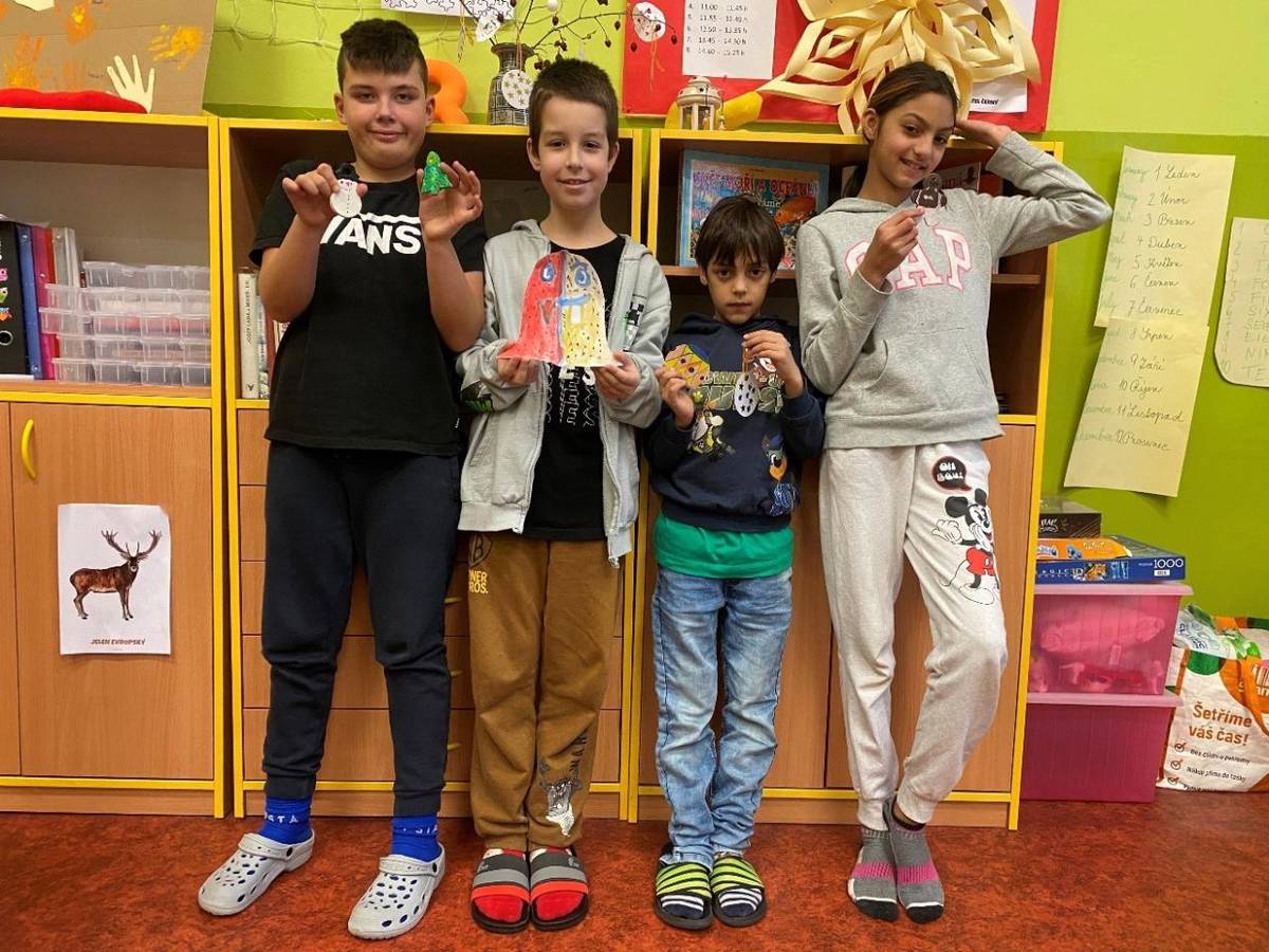 Abychom se naladili na vánoční atmosféru, vyrobili jsme papírové ozdoby s touto tématikou a vyzdobili celou třídu (zvonečky, vločky, perníky, vánoční koule…), již začátkem prosince.