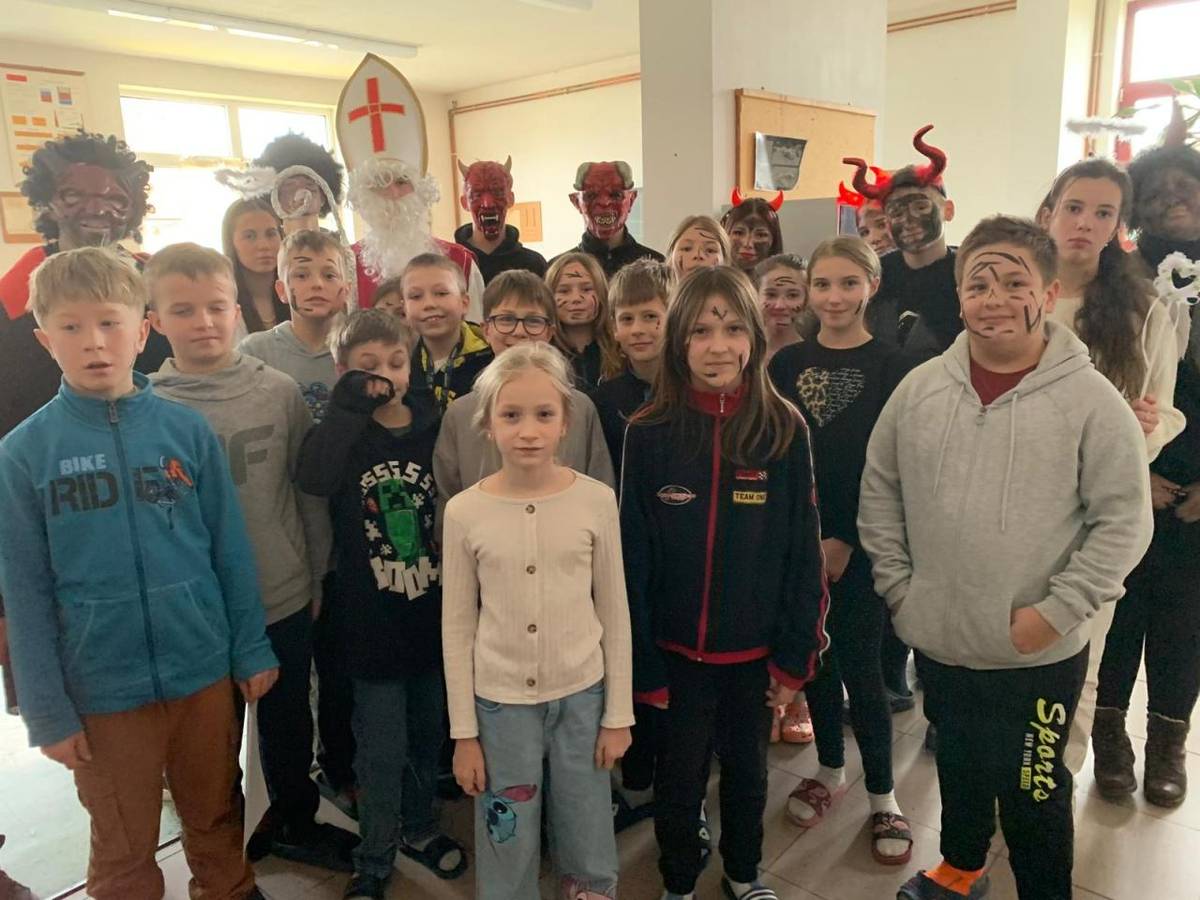 Petrovickou školu navštívil svatý Mikuláš. A nechyběla nadílka, ani čertovské řetězy...