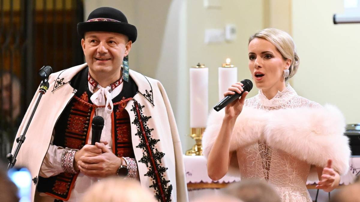 Po roku opäť prežívame ten čarovný predvianočný čas, ktorý majú radi deti aj dospelí – čas plný príprav, radostného očakávania najkrajších sviatkov v roku a otvárania ľudských sŕdc. V tomto období sa po celom Slovensku konajú adventné koncerty, a Trenčianske Teplice nie sú výnimkou. V neopakovateľnej atmosfére Božieho chrámu sa 7. decembra uskutočnil Vianočný koncert Vlasty Mudríkovej a Jozefa Opatovského. Obaja umelci pripravili pre svojich poslucháčov výnimočný večer plný  úprimných citov, atmosféry pokoja a lásky. V ich podaní zazneli slovenské ľudové koledy, ale i nádherné vianočné melódie, ktoré sa niesli chrámom a prinášali so sebou pokoj a pokoru. Jedinečné pásmo Jozefa Opatovského priblížilo divákom dávne zvyky a tradície spojené s čarovným obdobím prichádzajúcich najkrajších sviatkov v roku. V závere koncertu si účinkujúci spolu s publikom zaspievali najkrajšiu vianočnú pieseň Tichá noc, svätá noc.  Vďaka patrí mestu Trenčianske Teplice, ktoré koncert sprostredkovalo a farnosti Trenčianske Teplice za ústretovosť a spoluprácu, vďaka čomu sa mohol uskutočniť  v tom najdôstojnejšom priestore, akým farský kostol sv. Štefana Uhorského kráľa v Trenčianskych Tepliciach je a priniesol divákom nádherný zážitok.