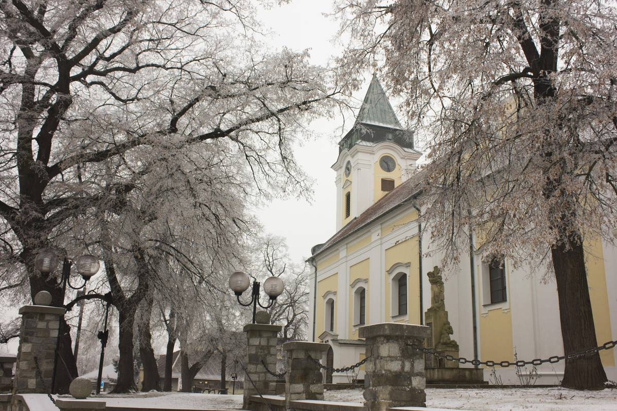 Farnost Dolní Bojanovice vás všechny srdečně zve na divadelní představení sourozenců Marčíkových pod názvem Vánoční příběh. Představení je vhodné pro všechny věkové kategorie. Bude se konat v pátek 19. prosince od 19:15 v kostele. Vstupné dobrovolné.