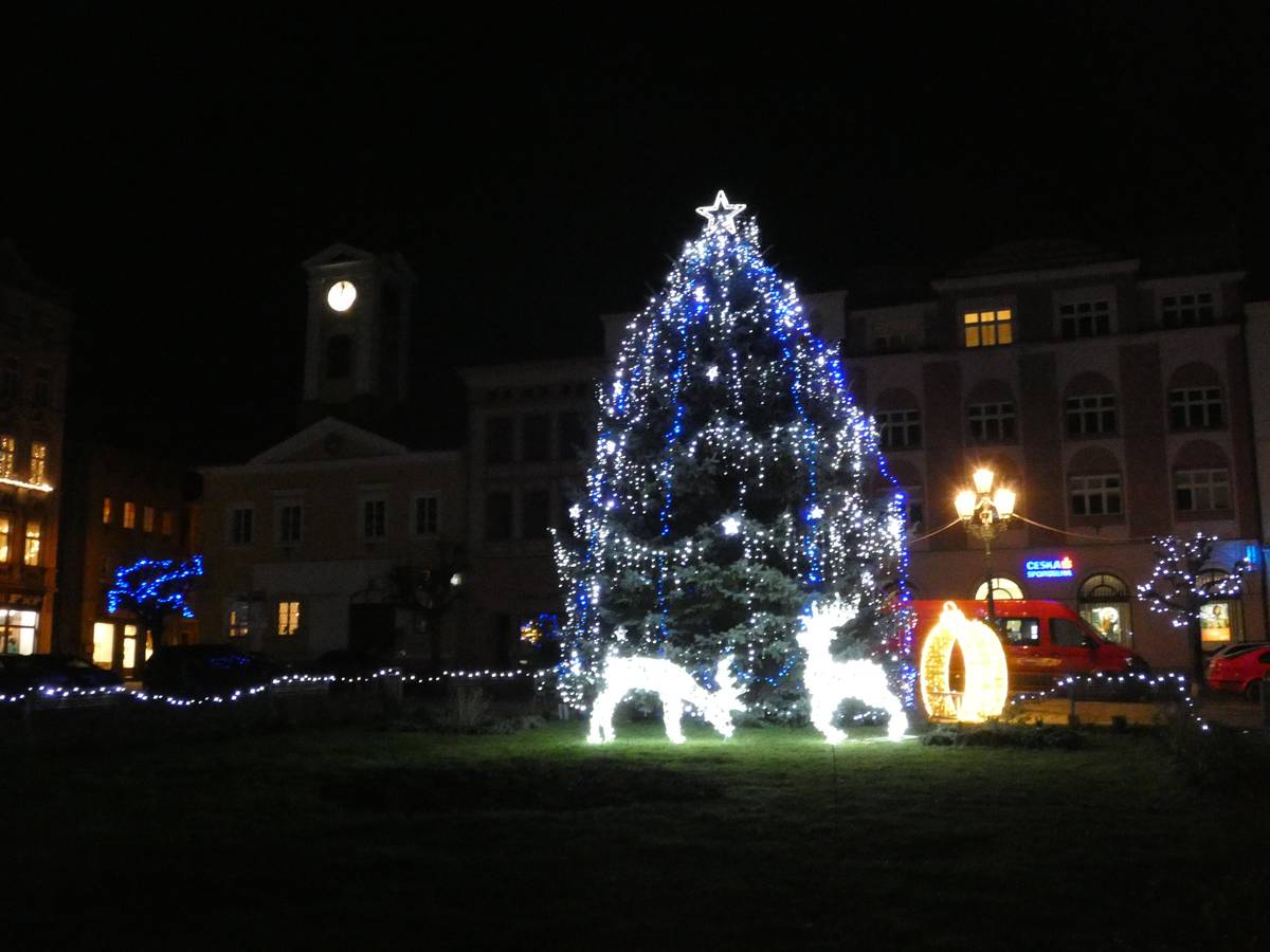 Proměny Broumova – diskuze o plánovaných změnách v srdci města V pátek 19. prosince od 17:00, Městská knihovna v Broumově, St. Opočenského 33, Broumov. Více ZDE   North Bound Vol. III V pátek 19. prosince od 18:00, KD Střelnice, Broumov. Více ZDE   Vánoce offline – kino pro děti V sobotu 20. prosince od 15:00, Konferenční sál IC Broumovska. Více ZDE   Vánoční disco V sobotu 20. prosince od 16:00, Mírové náměstí, Broumov. Více ZDE   Broumovský charitativní svařák V pátek 26. prosince od 14:00, Mírové náměstí, Broumov. Více ZDE   Na Střeláku! V sobotu 27. prosince od 18:00, KD Střelnice, Broumov. Více ZDE   Přejeme Vám příjemné prožití vánočních svátků a hodně štěstí do nového roku 2026!