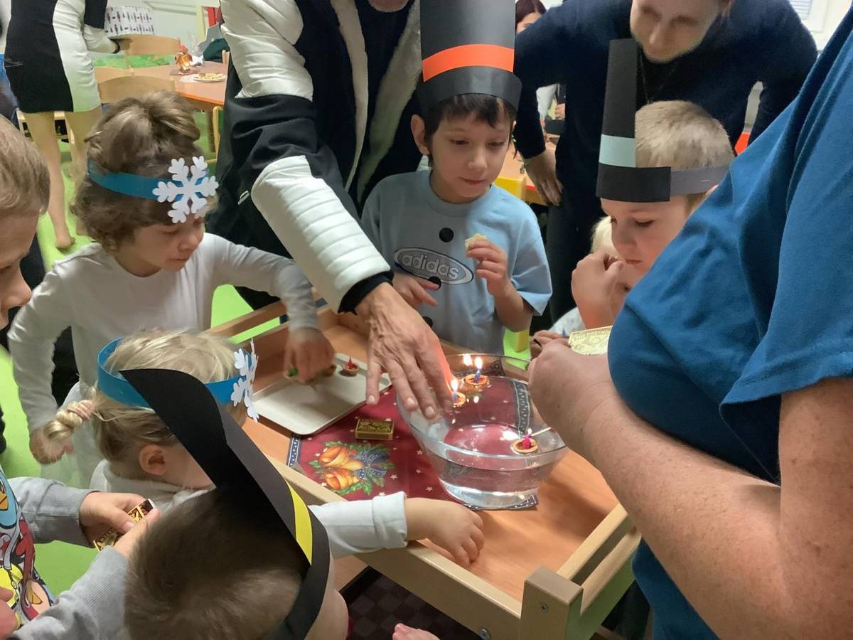 Poslední dny v MŠ se nesly ve vánočním duchu. Děti si připravily pásmo písniček a básniček pro svoje rodiče, sourozence, prarodiče, seznámily se s tradicemi, které k Vánocům patří. Nakonec přišel i dlouho očekávaný Ježíšek. Společně jsme si zazpívali koledy a pochutnali si na předvánočním obědě.