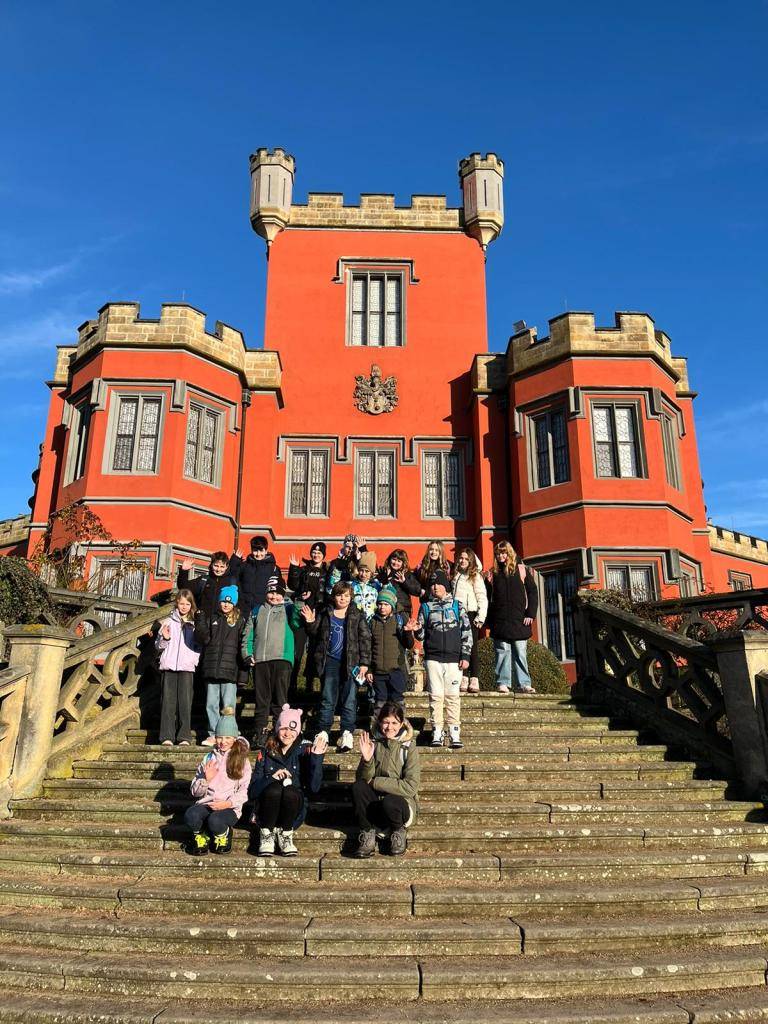 Ve středu 10. prosince 2025 navštívili žáci 4., 5. a 6. třídy zámek Hrádek u Nechanic. Čekala je předvánoční prohlídka zámku zaměřená na zvyky a tradice Vánoc.