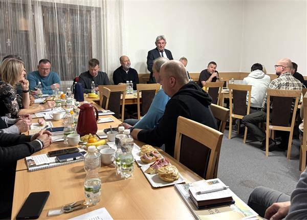 Na pravidelném setkání osadních výborů se zástupci města zabývali hlavními tématy, která ovlivní rozvoj místních částí v roce 2026. Diskuse se věnovala zejména plánovaným investicím, stavu infrastruktury a připravovaným změnám v několika klíčových oblastech. Bylo potvrzeno, že místní poplatky i ceny základních služeb zůstávají stabilní, což má přispět k finanční jistotě obyvatel. Součástí jednání bylo také představení blížícího se místního referenda, které se bude zabývat otázkou umístění větrných elektráren.