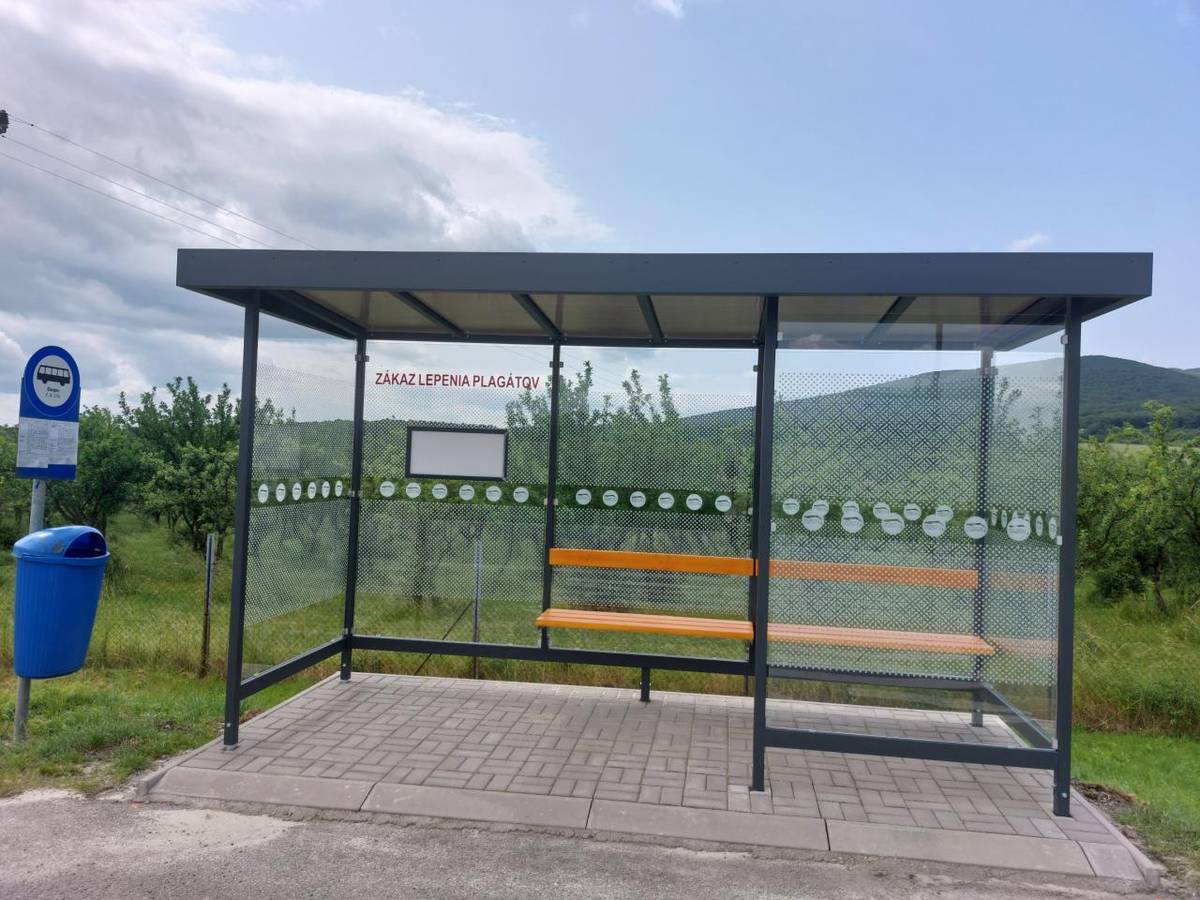 V júni 2025 obec pristúpila k výmene autobusovej zastávky č. 176, ktorá bola v nevyhovujúcom a dezolátnom stave. Tento projekt bol financovaný z vlastných finančných zdrojov, pričom celkové náklady dosiahli výšku 6859,50 eur.