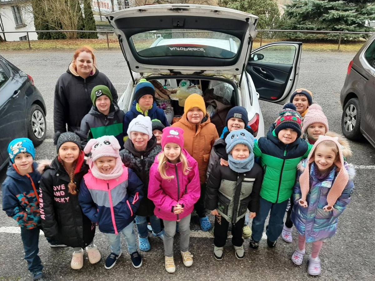 Ve středu jsme s žáčky prvňáčky předali sbírku pro kočičí útulek PlazKa – pomáháme lidem a zvířatům Klubíčko Aš z.s.