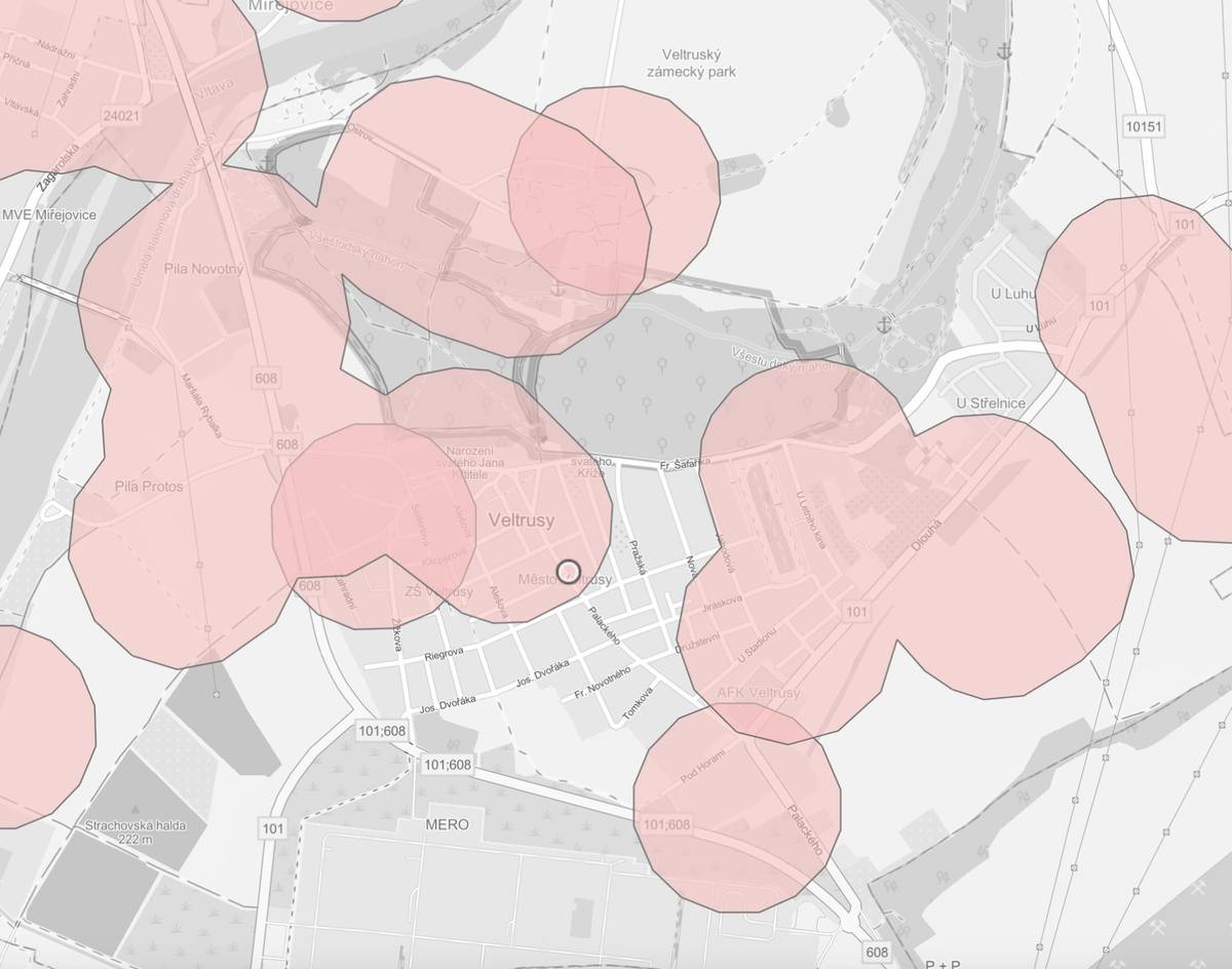 Od 1. 12. 2025 platí novela zákona o pyrotechnice, která stanovuje přísnější pravidla pro používání pyrotechniky a omezuje území, kde je možné pyrotechniku používat. Zároveň dává obcím možnosti další regulace používání pyrotechnických výrobků. Město Veltrusy této možnosti využilo a přijalo obecně závaznou vyhlášku, která stanovuje jasná pravidla.  Pyrotechnika je na území města zakázána Výjimka na Silvestra: 31. 12. od 23:45 do 0:30 Výjimka neplatí v zákonem chráněných lokalitách (nemocnice, útulky, chovy zvířat apod.) viz https://agrigis.gov.cz/portal/apps/instant/basic/index.html?appid=ded81b51ac6e4ea1b071ef28122f547b  Cílem je klidnější a bezpečnější prostředí pro obyvatele i zvířata. Podrobnosti najdete na webu města: https://www.veltrusy.cz/mesto/aktuality/veltrusy-reguluji-pouzivani-pyrotechniky-plati-nova-vyhlaska
