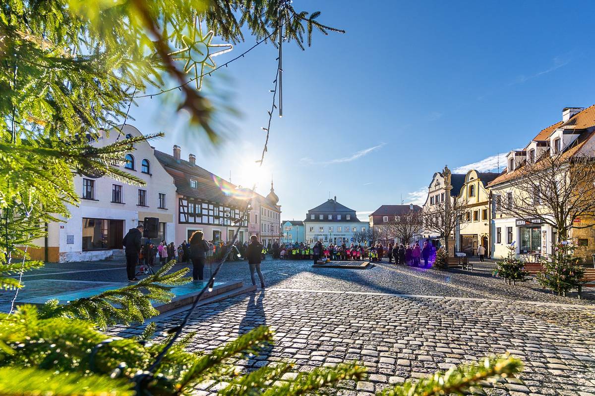 Fotogalerie 💎 >>> Před týdnem se děkovalo tvůrcům vánočních stromečků umístěných na Horním náměstí v rámci akce Hvězda stromků. Adventní program pokračuje tuto neděli od 18 hodin Hvězdou světla v kostele sv. Bartoloměje. V lucerničkách, lampionech nebo skleničkách si budete moci odnést do svých domovů světlo z Betléma.