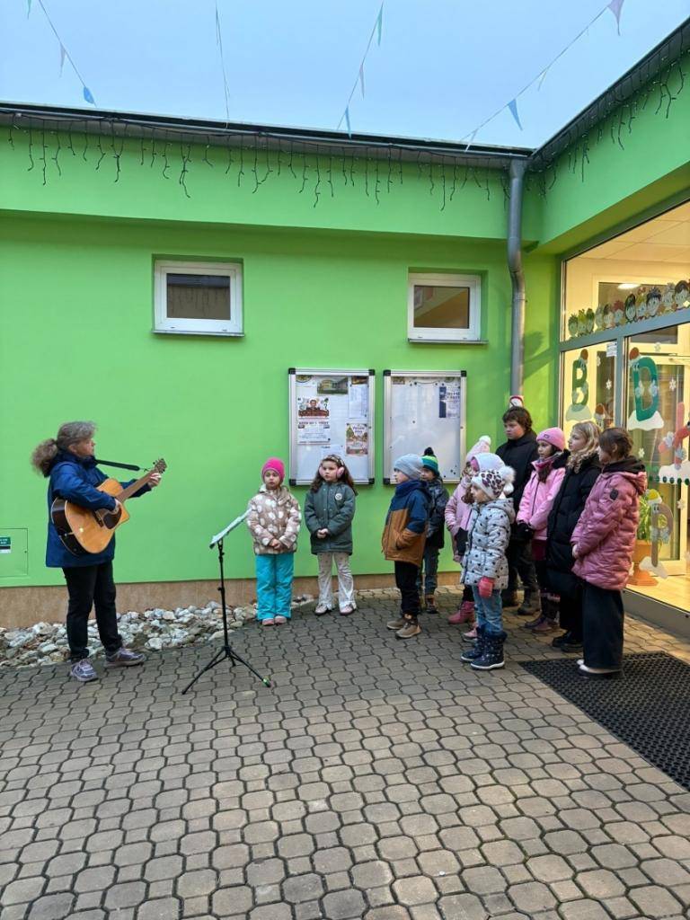 Ve středu 17.12. proběhlo na naší škole vánoční tvoření.