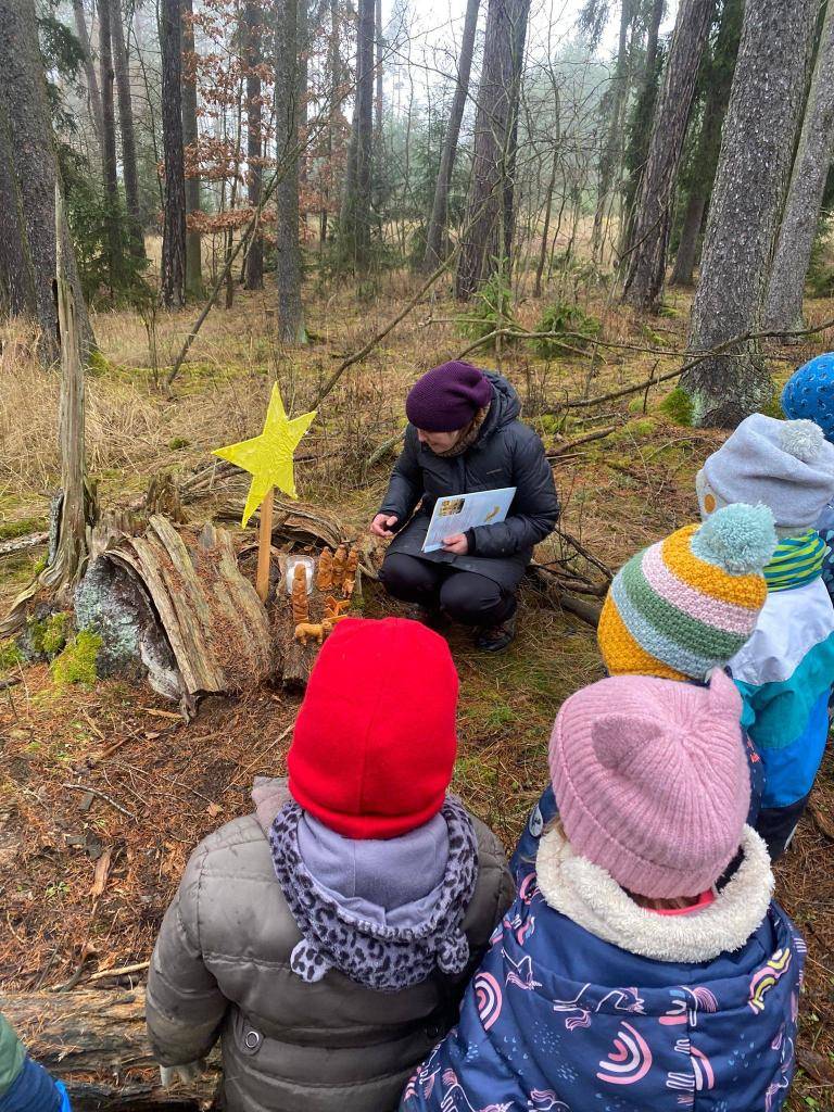 V pátek dopoledne jsme se pustili do poctivých příprav na Vánoce – pekly se vánočky, zdobil se stromeček a Vánoce se pomalu zabydlovaly i u nás U Rybníčku.  Po obědě přišli rodiče a společně jsme se vydali do lesa za betlémskou hvězdou, která nám ukázala cestu až do Betléma.