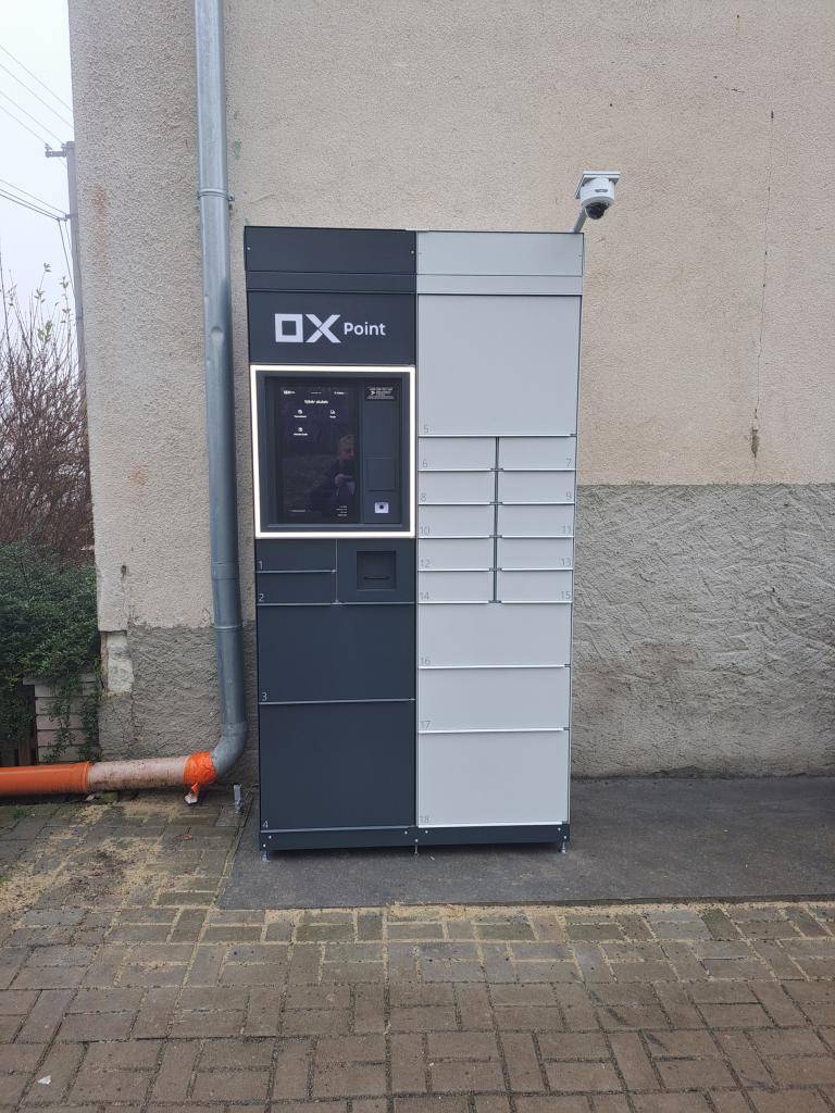 Nově byl pro občany zřízen samoobslužný výdejní OX-BOX sítě OX Point, umožňují bezpečný a nepřetržitý příjem i výdej zásilek – 24 hodin denně, 7 dní v týdnu, box je umístěn vedle budovy obecního úřadu, v nejbližší době bude spuštěn provoz.