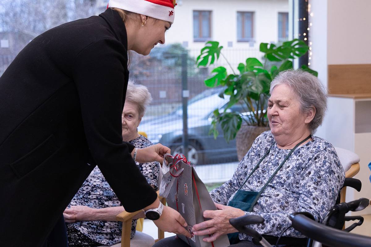 Fotogalerie a průvodní text 💎 >>>  Hodně nám šlo o to, aby si právě děti mohly samy vybrat babičku nebo dědečka, které vůbec neznají, koupit jim dárek, nakreslit obrázek nebo napsat pár řádků. Aby se učily, že radost se dá dělat i lidem, které vlastně ani neznají, zkrátka vědět, co je dobrý skutek. Za odměnu potom děti mohly umístit na stromeček doma nebo přímo na Kristýně ozdobičku, kterou za dárek pro seniory dostaly. Napsat na ni vzkaz – a tím jí vtisknout i kousek sebe. To byla první myšlenka – zapojit děti, dělat dobrou věc pro dříve narozené a nemohoucí...