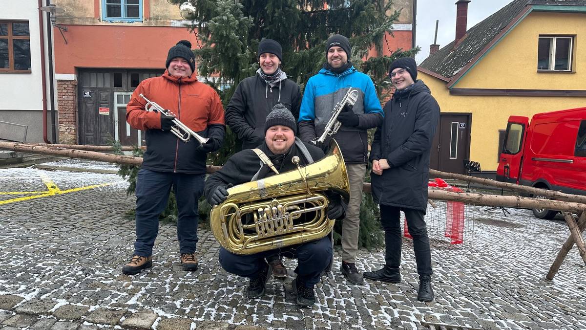 Na Štědrý den ve 13.00 hodin se na lipnickém náměstí již tradičně rozezní vánoční koledy v podání žesťového kvintetu. Přijďte si poslechnout!