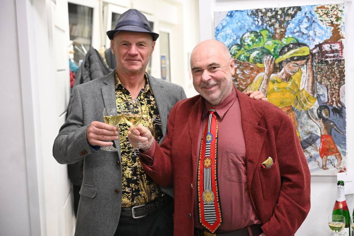 Vo výstavnej sieni Mestskej knižnice bola nedávno otvorená jedinečná výstava výtvarného umenia, ktorá už od prvých chvíľ pritiahla mnohých návštevníkov. Umelec Vladislav Polák, známy svojím osobitým štýlom a citom pre farbu, tu predstavuje kolekciu diel vznikajúcich počas posledných rokov jeho tvorivej cesty. Vernisáž otvorila umeleckým prednesom recitátorka Anna Drevická. Primátorka mesta Zuzana Frajková Ďurmeková pri otvorení zdôraznila jedinečnosť podujatia. „Táto výstava je síce posledná v tomto roku, ale zároveň aj prvá, keďže presiahne do roku 2026. Mám radosť zo striedania žánrov a takéto niečo sme tu ešte nemali. Čo obraz to príbeh, čo príbeh to emócia. Keď autor rozpráva svoje zážitky z ciest, zasiahne to každého pozorného poslucháča.“ Kurátor výstavy a dlhoročný priateľ autora Marian Kočiš ocenil Polákovu ľudskosť aj jeho celoživotnú vášeň pre spoznávanie sveta. „Poznáme sa desiatky rokov a viem, že je veľký cestovateľ. Vždy si spomeniem na jeho slová, že u nás na Slovensku si často neuvedomujeme, aké máme šťastie. Napriek tomu, čo všetko videl a zažil, mnohým ľuďom z ciest pomáha – či už v živobytí alebo vo vzdelaní. To je kus jeho človečenstva.“ Polákova tvorba je charakteristická výraznými farebnými kontrastmi, dynamikou a odvážnou prácou so svetlom. Jeho obrazy sú pestrou sondou do života ľudí z odľahlých regiónov a zároveň prinášajú hlboké zamyslenie nad vzťahom človeka k prírode, svetu i sebe samému. Autor približuje svoj tvorivý proces: „Maľujem asi sedem rokov a väčšinou pracujem s technikou olejomaľby. Keď cestujem, snažím sa zachytiť príbehy ľudí, ktorí žijú v ťažkých podmienkach. Najviac ma zaujala Etiópia, kde ešte stále pretrvávajú pôvodné kmene. Chcem zobrazovať ľudí a ich spôsob života, preto navštevujem rôzne krajiny. Najbližšie sa chystám do Pakistanu.“  Výstava ponúka možnosť nahliadnuť do rozmanitých kultúr a príbehov, ktoré Vladislav Polák priniesol „z diaľav domov“. Výstavu si môžu záujemcovia pozrieť počas otváracích hodín Mestskej knižnice do 2. februára 2026.