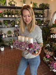 Dita s adventním svícnem