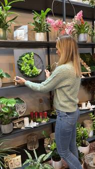 Dita ukazuje mechový obraz