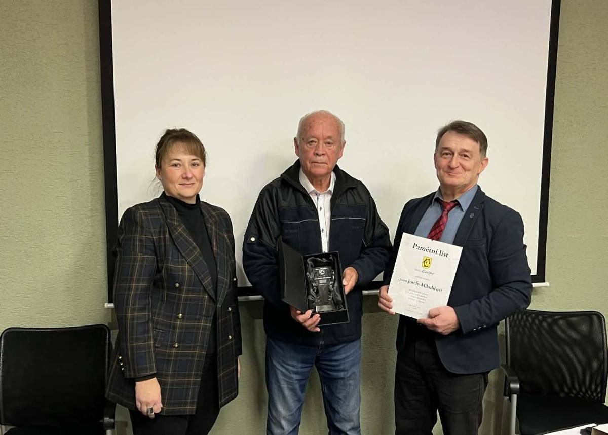 Ve středu 17. 12. 2025 na jednání Zastupitelstva města Lanžhot předalo vedení města ocenění Osobnost města za rok 2025 panu Josefu Mikuličovi za celoživotní přínos a práci pro město Lanžhot v oblasti místního rybářství a sportu.  Blahopřejeme a přejeme pevné zdraví.