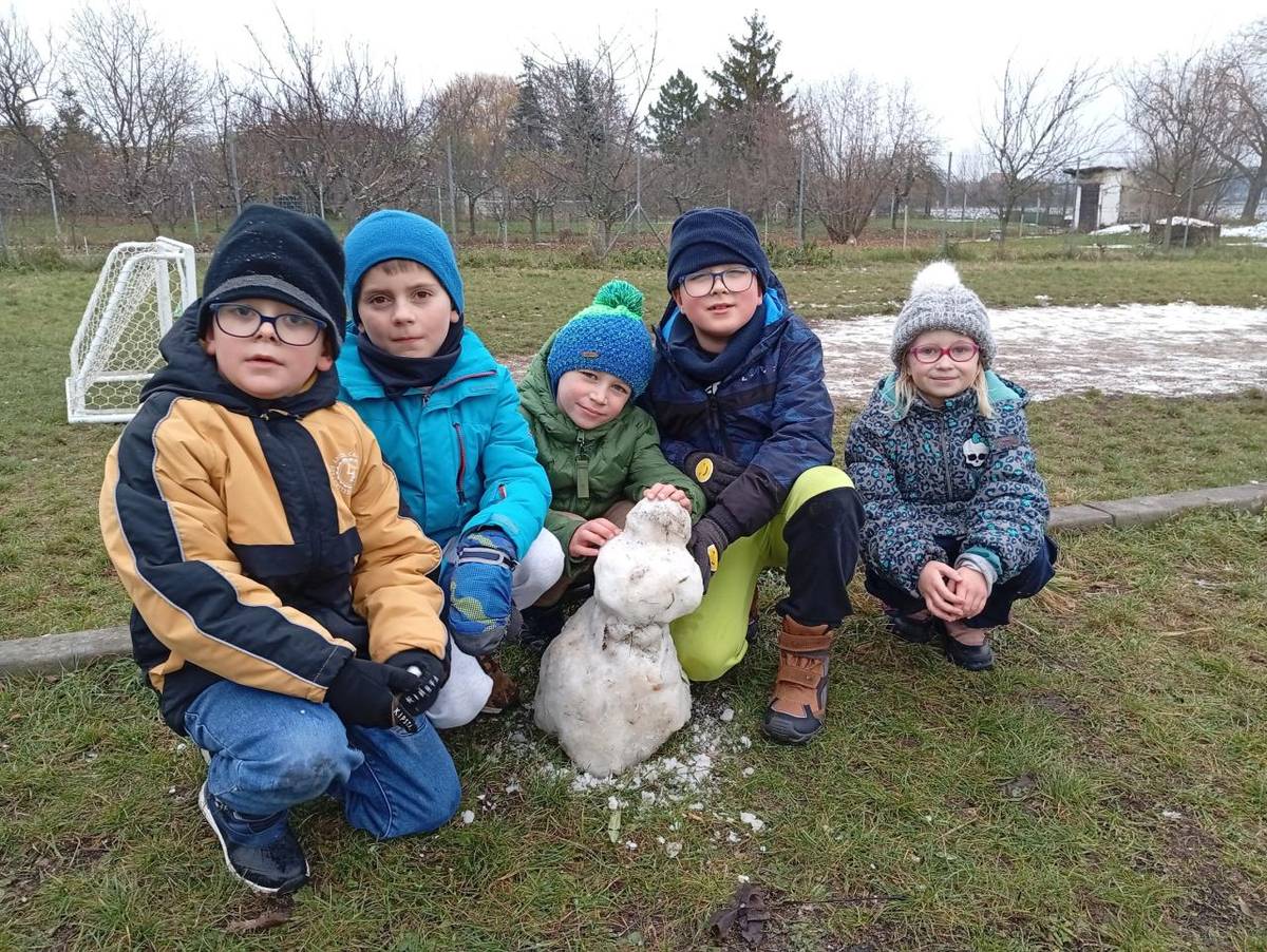 Sněží! Radost byla veliká. A i když toho na nás moc odpoledne nezbylo, i tak si děti zvládly postavit malé sněhuláčky.